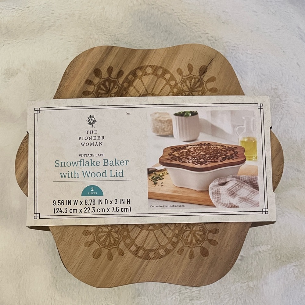 The Pioneer Woman Snowflake Baker with Wooden Lid